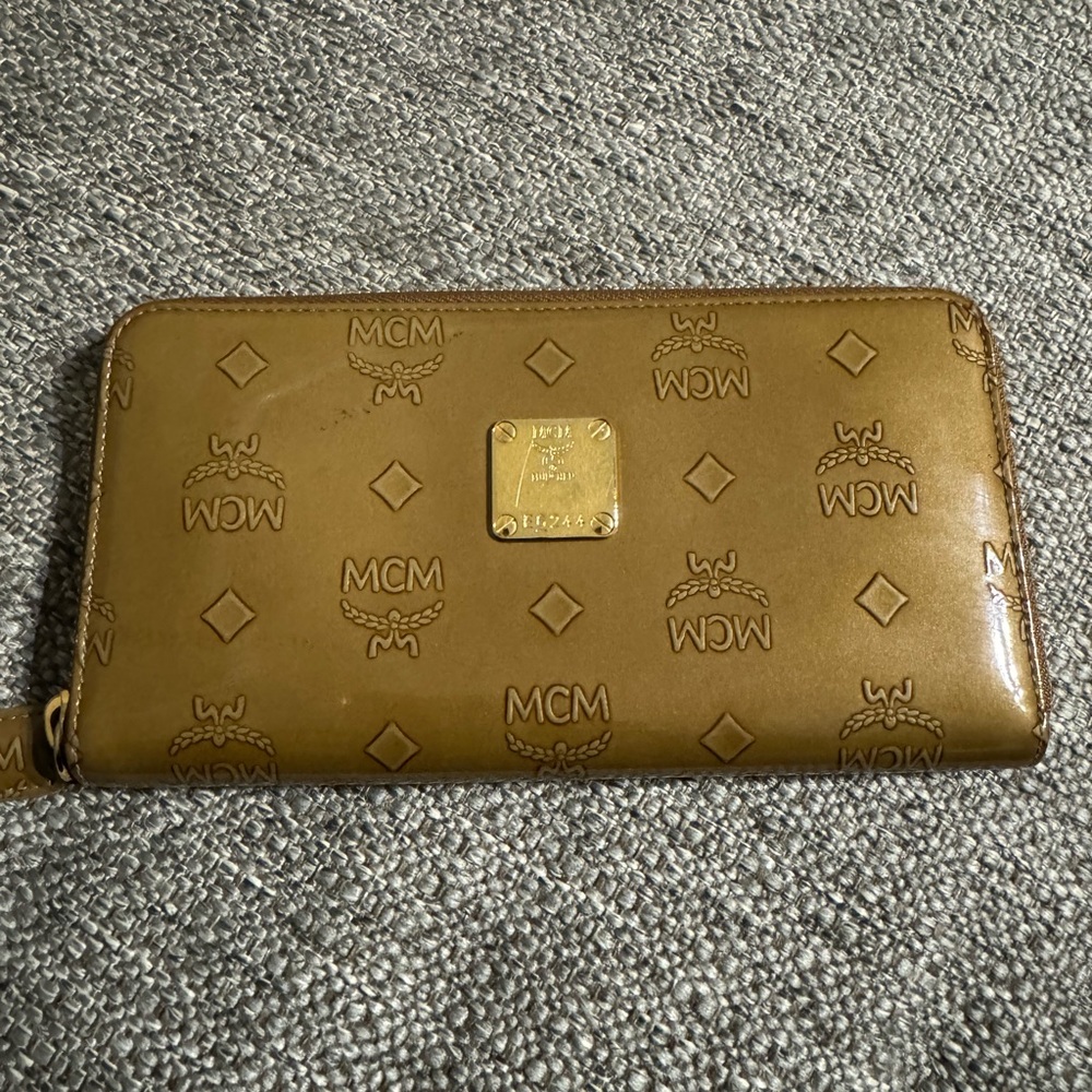 EUC AUTHENTIC BROWN PATENT LEATHER ZIP AROUND WALLET